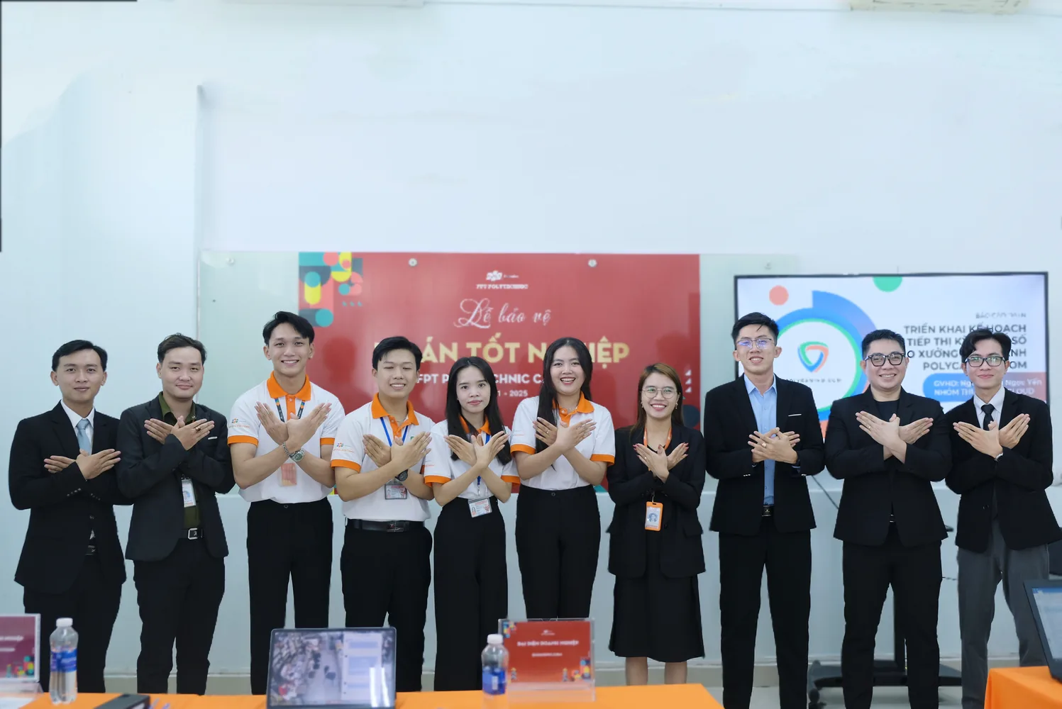 Thành Nhân cùng đội ngũ và học viên trong một buổi đào tạo thực tế
