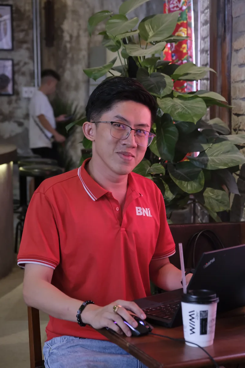 Thành Nhân trực tiếp làm việc trên máy tính